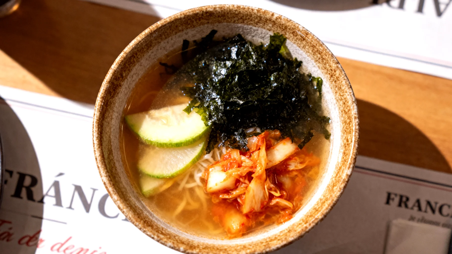 Soupe miso aux légumes lacto-fermentés et algue wakame"